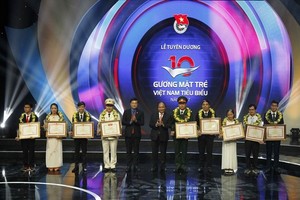 At the award ceremony (Photo: VNA)