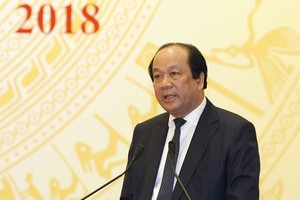 Minister-Chairman of the Government Office Mai Tien Dung speaks at the Government's press conference on April 2 (Photo: VNA)