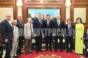 Vice Chairman of the People’s Council of Ho Chi Minh City Pham Duc Hai (4th, R) receives a delegation of the Romania-Vietnam Friendship Parliamentary Group. (Photo: thanhuytphcm.vn)