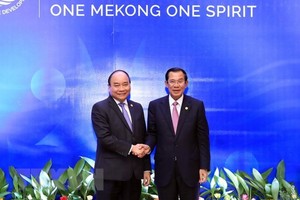 PM Nguyen Xuan Phuc (left) meets with his Cambodian counterpart Samdech Techno Hun Sen on the sidelines of the third Mekong River Commission Summit in Siam Reap on April 4. (Photo: VNA)