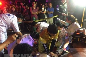Giving first aid to victims in the fire. (Source: the Nation / VNA)