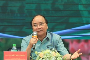Prime Minister Nguyen Xuan Phuc speaks at the dialogue with farmers (Source: VNA)