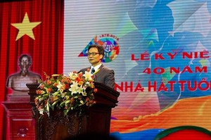 Deputy PM Vu Duc Dam speaks at the ceremony celebrating the 40th anniversary of the establishment of Vietnam Youth Theater. (Photo: Sggp)