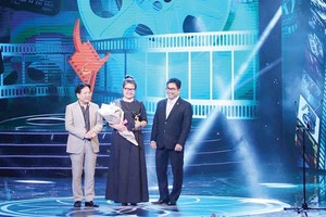Director Kay Nguyen receives the award. (Photo: Sggp)