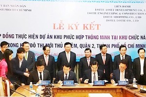 The HCMC People’s Committee and Lotte Group signed a contract to develop a smart complex at functional area 2a in Thu Thiem new urban area, District 2, HCMC at the total cost of VND20,100 billion (US$884 million) in 2017. (Photo: Sggp)