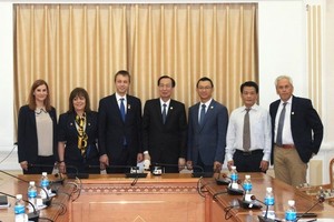 Le Thanh Liem, Vice Chairman of the HCM City People’s Committee (middle), and the Greek guests. (Source: VNA)