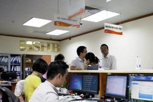 Vietnamese shares declined on April 18 as selling pressure hit many large-cap stocks (Photo: VNA)