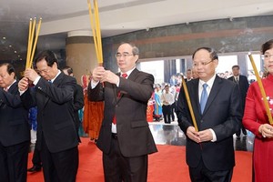 Party and State leaders offered incenses and flowers to commemorate Hung Kings. (Photo: sggp)