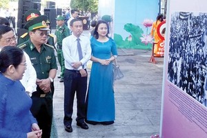 City’s leaders visit a exhibition. (Photo: Sggp)