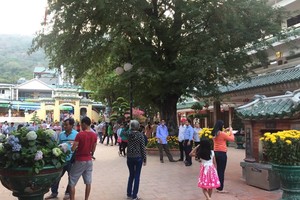Ten thousands of visitors flocked to Ba Chu Xu temple in Chau Doc. (Photo: KK)