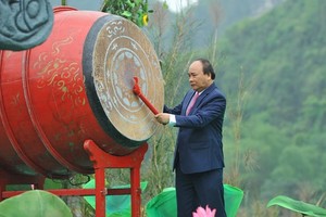 Prime Minister Nguyen Xuan Phuc beats a drum to kick of the Trang An Festival 2018 (Photo: VNA)