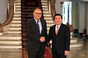 Chairman of the People’s Committee of Ho Chi Minh City Nguyen Thanh Phong receives Ambassador of Peru to Vietnam, Augusto Morelli.  (Photo: Sggp)