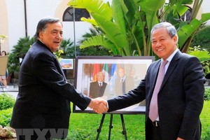 Vietnamese Ambassador to Italy Cao Chinh Thien (R) and Mayor of Palermo Leoluca Orlando (Source:VNA)