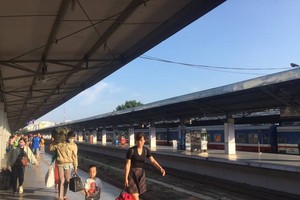 Railway passengers receive 50 Percent off on using mobile e-wallet. (Photo: KK)