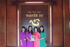 Ha Tinh receives books about Great Poet Nguyen Du and his masterpiece. (Photo: Sggp)
