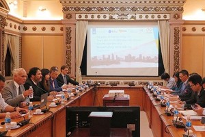At the metting between Permanent Vice Chairman of the Ho Chi Minh City People's Committee Le Thanh Liem and Dutch Consul-General Carel Richter and experts.  (Photo: Sggp)