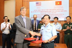 The US Agency for International Development (USAID) and the Vietnamese Defence Ministry sign an agreement on non-refundable aid on cleaning dioxin-contaminated soil at Bien Hoa Airport. (Photo: sggp)