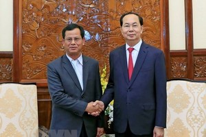 President Tran Dai Quang (R) receives Lao Deputy Minister of Public Security Kongthong Phongvichit (Photo: VNA)