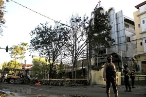 Indonesia police at the scene of the bomb attack in East Java on May 13 (Photo: VNA)