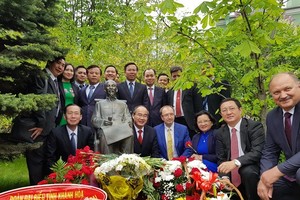 Ho Chi Minh City high ranking officials offer flowers to the statue of President Ho Chi Minh at the St. Petersburg State University. (Photo: Sggp)