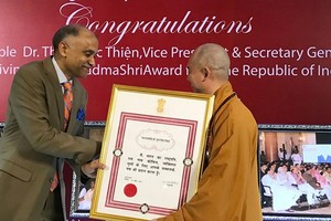 Indian Ambassador to Vietnam Parvathaneni Harish (L) presents Padma Shri award to Most Venerable Thich Duc Thien (Source: Vietnamnet.vn) 