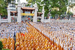 Thousands of people attend a ceremony celebrating Buddha’s 2,562nd birthday in HCMC. (Photo: Sggp)