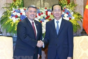 President Tran Dai Quang (R) and Senator Cory Gardner, Chairman of the US Senate’s Foreign Relations Subcommittee on East Asia (Photo: VNA)