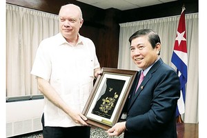 Chairman of the People’s Committee of HCMC Nguyen Thanh Phong presents a gift to the Cuban Minister of Foreign Trade and Investment, Rodrigo Malmierca Diaz. (Photo: Sggp)