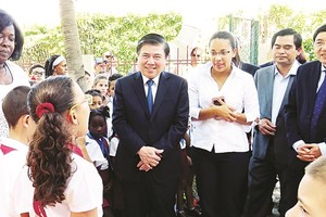 Chairman of the People’s Committee of HCMC Nguyen Thanh Phong and the delegation of  Ho Chi Minh City high ranking officials visit Uncle Ho primary school in Havana. (Photo: Sggp)