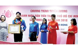 Outstanding youth receive certificates of merit. (Photo: Sggp)