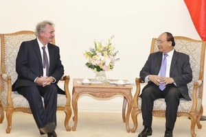 Prime Minister Nguyen Xuan Phuc (R) receives Jean Asselborn, Minister of Foreign and European Affairs of Luxembourg in Hanoi on June 14 (Photo: VNA)