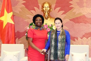 National Assembly Chairwoman Nguyen Thi Kim Ngan (R) receives WB Vice President for East Asia and Pacific Victoria Kwakwa in Hanoi on June 26 (Photo: VNA)