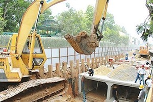 Installing water drainage system in district 11 (Photo: Sggp)