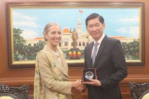 Vice Chairman of the Ho Chi Minh City People’s Committee Tran Vinh Tuyen (R) receives Baroness Fairhead, Minister of State for Trade and Export Promotion at the UK Department for International Trade (Photo: VNA)
