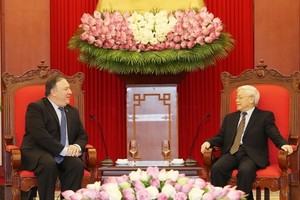 General Secretary of the Communist Party of Vietnam (CPV) Central Committee Nguyen Phu Trong (R) receives US Secretary of State Mike Pompeo (Photo: VNA)