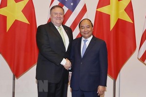 Prime Minister Nguyen Xuan Phuc (R) and US Secretary of State Mike Pompeo (Photo: VNA)