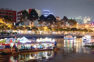 Cruise boats traveling along the Nhieu Loc - Thi Nghe Canal  (Photo: Viet Dung)