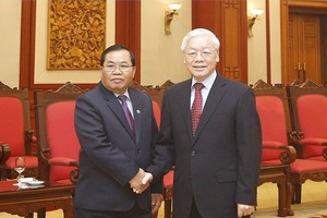 Party General Secretary Nguyen Phu Trong (R) receives Vice Chairman of the Lao National Assembly Sengnouane Xayalath in Hanoi on July 17 (Photo: VNA)