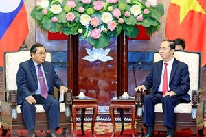 President Tran Dai Quang (R) receives Lao National Assembly Vice Chairman Sengnouane Xayalath (Photo: VNA)