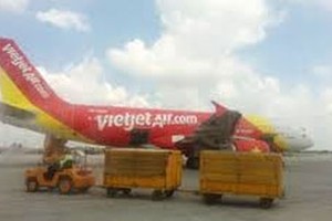 The first direct flight from Daegu in South Korea to Da Nang City operated by the budget carrier Vietjet lands in Da Nang International Airport. (Photo: KK)