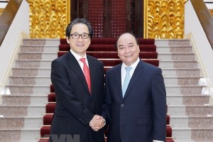 M Nguyen Xuan Phuc (R) and Hiroyuki Ishige, Chairman and CEO of the Japan External Trade Organisation (Photo: VNA)