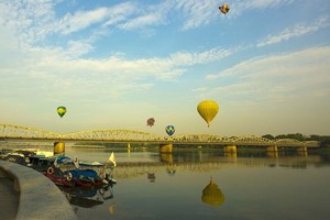 The famed Truong Tien Bridge in Hue at sunset. Hue is to offer visitors a place for muster with modern look (Photo: VNA)
