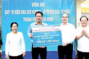 More than VND406 million (US$17,600) is handed over to the “Fund for Vietnam sea, island – the Border guard force”.