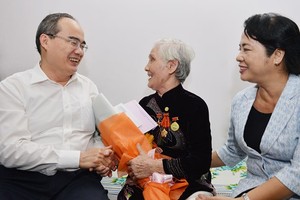 Secretary of the City’s Party Committee Nguyen Thien Nhan visits Vietnamese Heroic Mother Le Thi Cach. (Photo: Sggp)