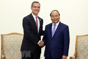 Prime Minister Nguyen Xuan Phuc (R) and Los Angeles Mayor Eric Garcetti (Source: VNA)