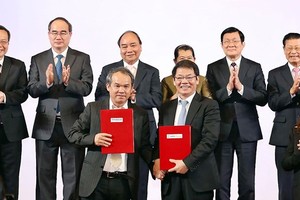 The signing ceremony is witnessed by Prime Minister Nguyen Xuan Phuc, former President Truong Tan Sang and HCMC Party Committee Secretary Nguyen Thien Nhan.  (Photo: TTXVN)