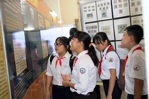 Students visit the stamp exhibition.  (Photo: Sggp)