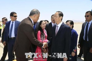 President Tran Dai Quang is welcomed at the airport by authorities of Luxor (Photo: VNA)