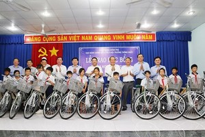 The delegation presents 100 bicycles to poor students. (Photo: VGP)