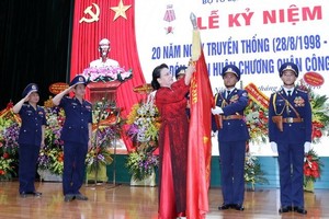 NA Chairwoman Ngan presents a third-class Military Order to the Vietnam Coast Guard in recognition of its achievements. (Source: VNA)